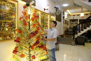 ngoi nha lam bang chai lo 3
