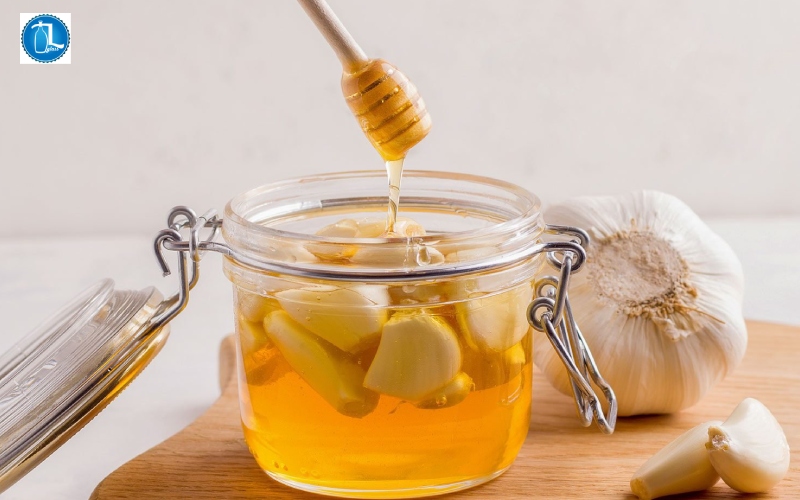 Công dụng và cách làm tỏi ngâm mật ong tại nhà đơn giản, dễ thực hiện hũ thủy tịnh đựng tỏi ngâm mật ong